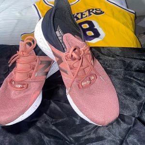 NEW BALANCE WOMENS FRESH FOAM ROAV RUNNING SHOE - CHAMPAGNE